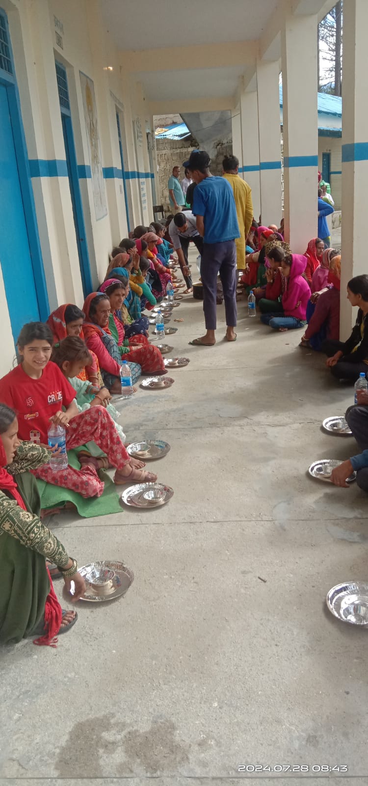 फोटो कैप्शन-29 एनटीएच 21- रविवार को राइंका बिनकखाल में बनाए गए अस्थाई राहत शिविर में आपदा प्रभावितों भोजन करते हुए । फोटो कैप्शन-29 एनटीएच 21- रविवार को राइंका बिनकखाल में बनाए गए अस्थाई राहत शिविर में आपदा प्रभावितों भोजन करते हुए ।