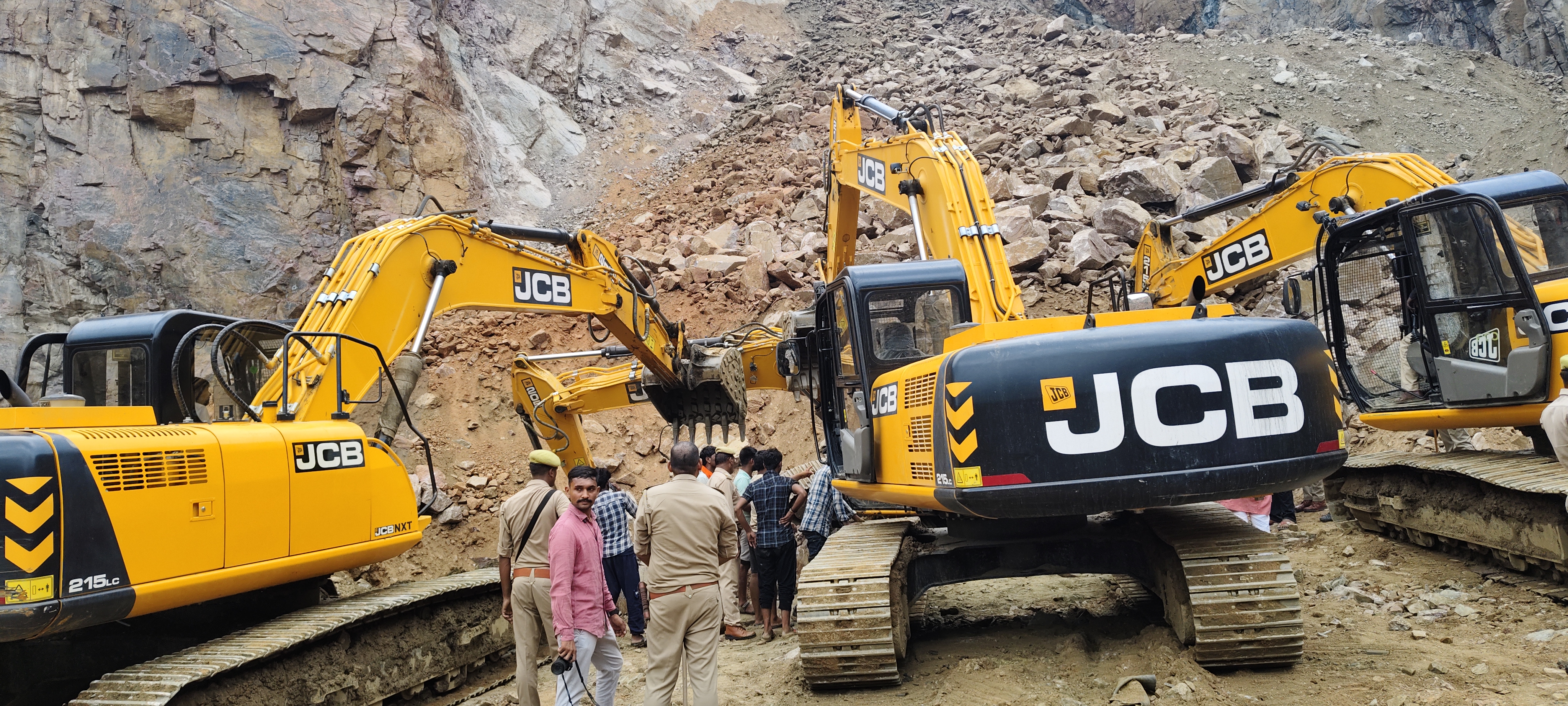 चित्रकूट के भौंरा पहाड़ में पत्थर की खदान धंसने से मलबे में दबे पोकलैंड आपरेटर की मौत चित्रकूट के भौंरा पहाड़ में पत्थर की खदान धंसने से मलबे में दबे पोकलैंड आपरेटर की मौत