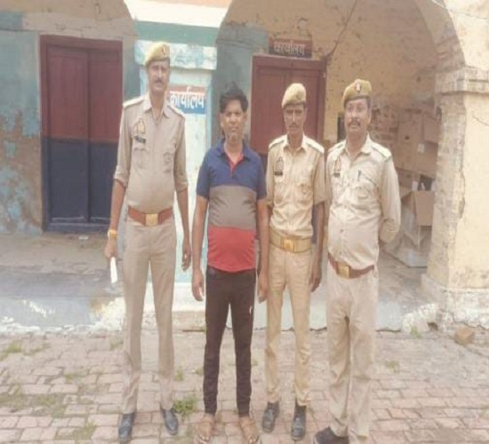 कानपुर: हत्या मामले में फरार शातिर अपराधी गिरफ्तार कानपुर: हत्या मामले में फरार शातिर अपराधी गिरफ्तार