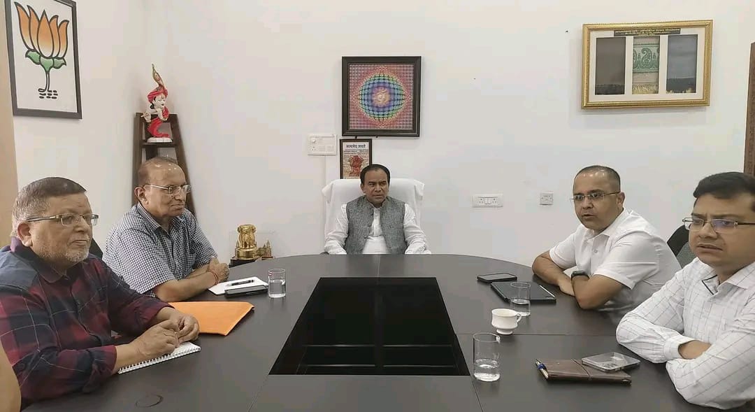 उच्च शिक्षा मंत्री धन सिंह रावत अपने शासकीय आवास पर विभागीय अधिकारियों के साथ बैठक करते हुए। उच्च शिक्षा मंत्री धन सिंह रावत अपने शासकीय आवास पर विभागीय अधिकारियों के साथ बैठक करते हुए।