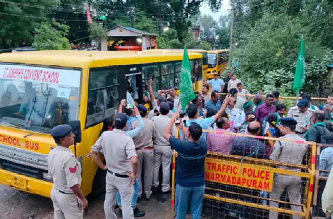 दिल्ली जा रहे कर्नाटक के किसानों को नर्मदापुरम में पुलिस ने ट्रेन से उतारा दिल्ली जा रहे कर्नाटक के किसानों को नर्मदापुरम में पुलिस ने ट्रेन से उतारा