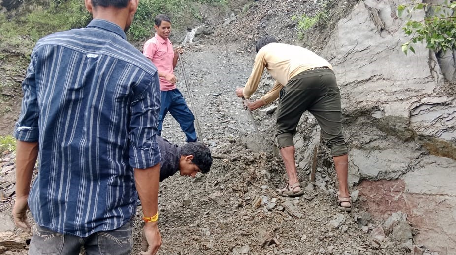किरूली के ग्रामीण श्रमदान कर सड़क को खोलते हुए।