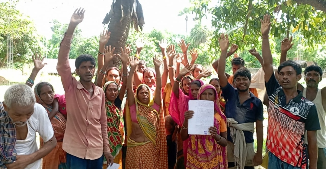 प्रदर्शन करते लोग प्रदर्शन करते लोग