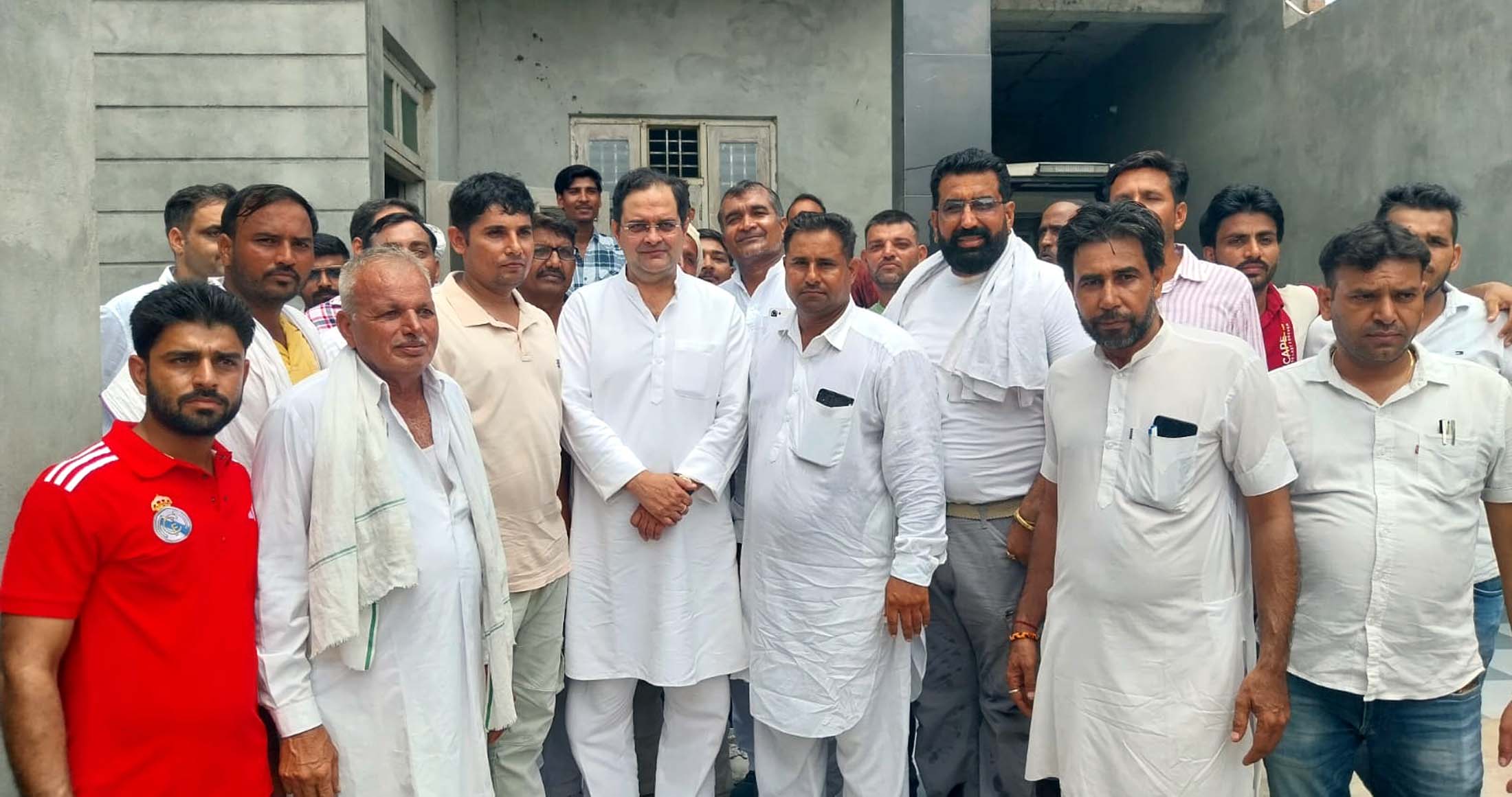 कार्यकर्ताओं के साथ पूर्व सांसद एवं कांग्रेस नेता बृजेंद्र सिंह। कार्यकर्ताओं के साथ पूर्व सांसद एवं कांग्रेस नेता बृजेंद्र सिंह।