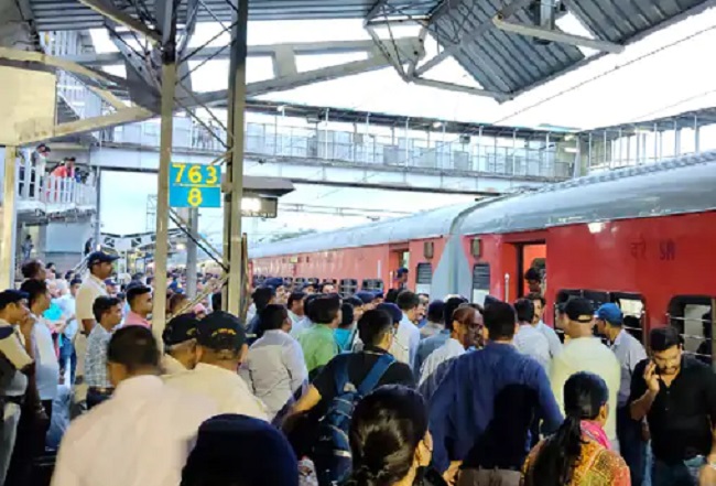 दिल्ली जा रहे कर्नाटक के किसानों को नर्मदापुरम में पुलिस ने ट्रेन से उतारा दिल्ली जा रहे कर्नाटक के किसानों को नर्मदापुरम में पुलिस ने ट्रेन से उतारा