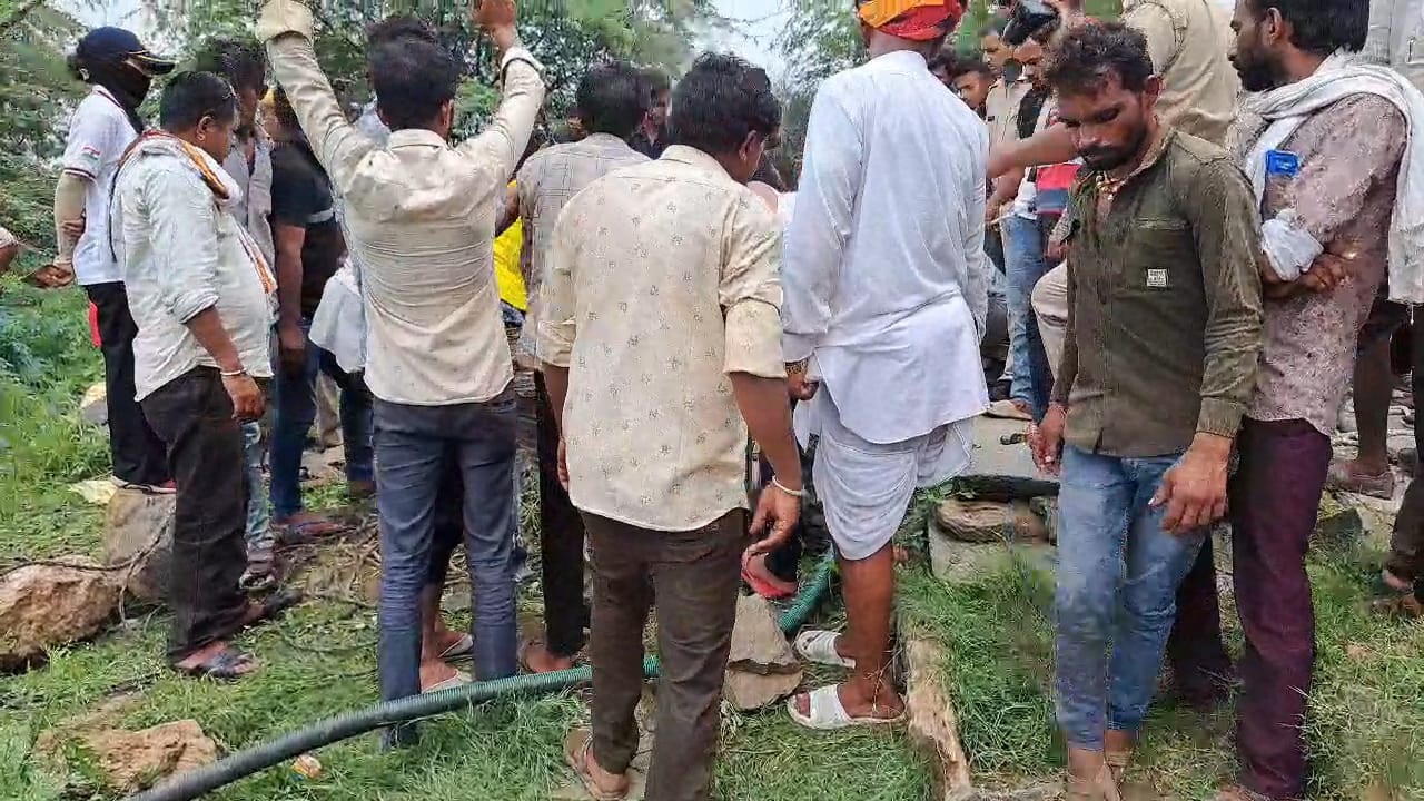पारिवारिक विवाद में बेटा-बेटी को गोद में लेकर मां कुएं में कूदी डूबने से तीनों की मौत, पति से झगड़ा होने के बाद बच्चों के साथ घर से निकली थी1 पारिवारिक विवाद में बेटा-बेटी को गोद में लेकर मां कुएं में कूदी डूबने से तीनों की मौत, पति से झगड़ा होने के बाद बच्चों के साथ घर से निकली थी1
