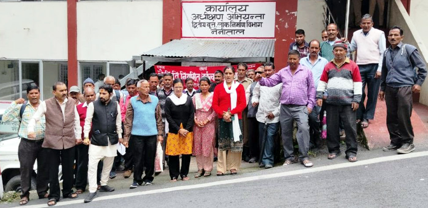 सोमवार को लोनिवि के अधीक्षण अभियंता कार्यालय के बाहर प्रदर्शन करते लोनिवि नियमित वर्कचार्ज कर्मचारी संघ से जुड़े कर्मचारी। सोमवार को लोनिवि के अधीक्षण अभियंता कार्यालय के बाहर प्रदर्शन करते लोनिवि नियमित वर्कचार्ज कर्मचारी संघ से जुड़े कर्मचारी।