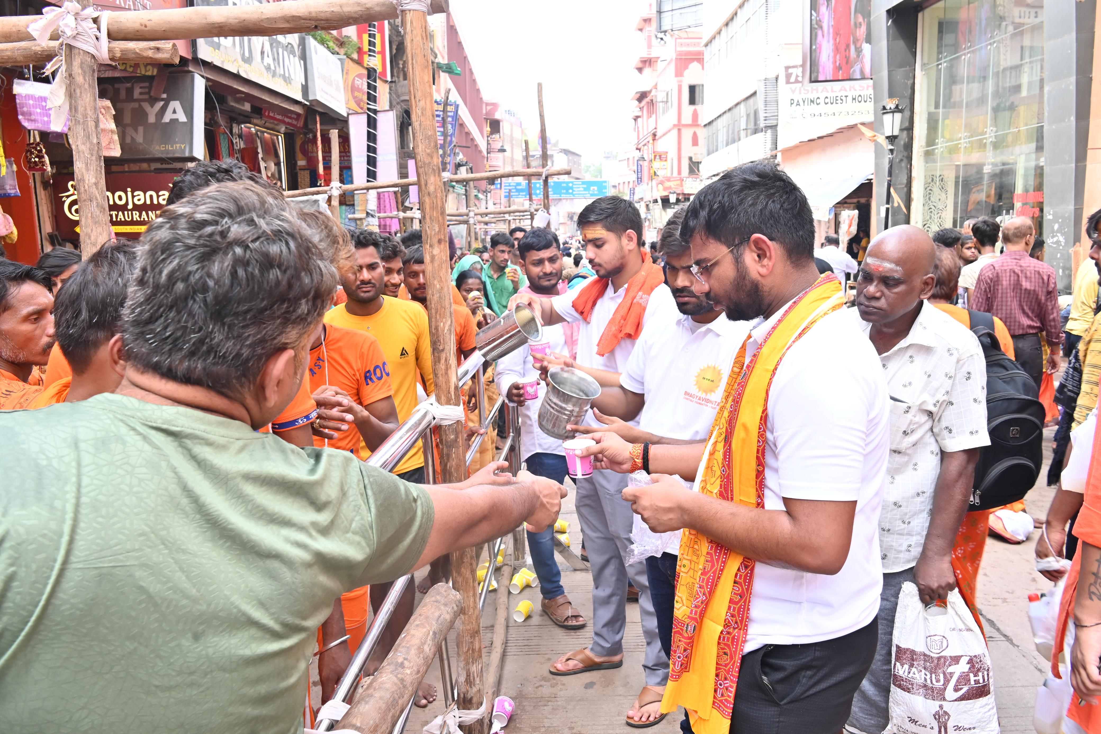 सावन के दूसरे सोमवार पर शिवभक्तों को ठंडई पिलाते सामाजिक कार्यकर्ता: फोटो बच्चा गुप्ता