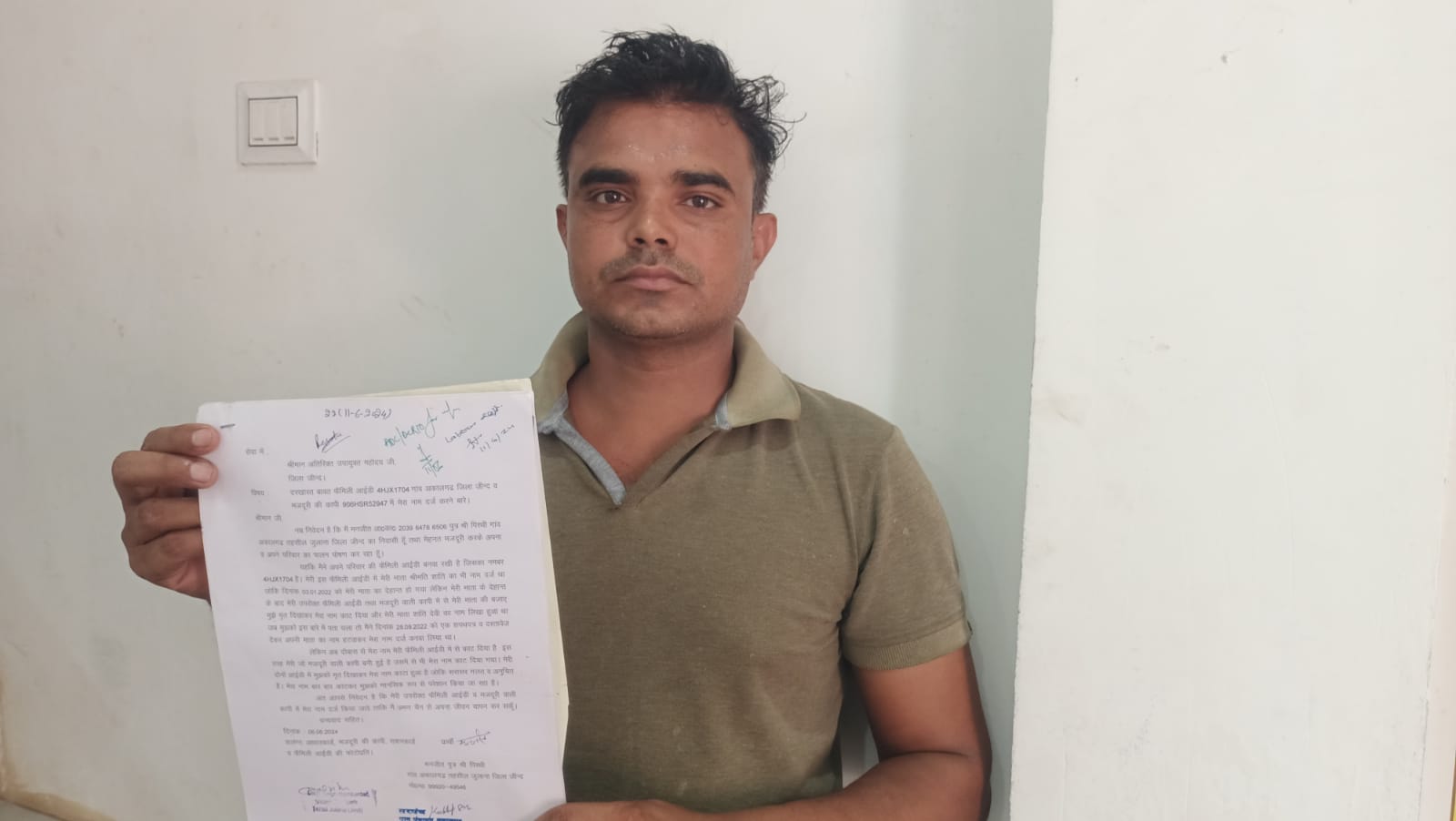 अकालगढ़ गांव का मनजीत शिकायत दिखाते हुए। अकालगढ़ गांव का मनजीत शिकायत दिखाते हुए।
