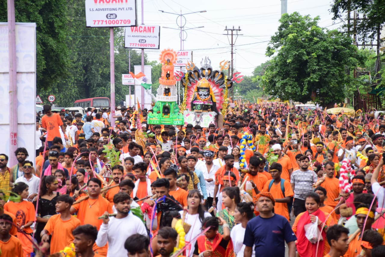 ऐतिहासिक कावड़ यात्रा में निकले लाखों काँवड़िया ऐतिहासिक कावड़ यात्रा में निकले लाखों काँवड़िया