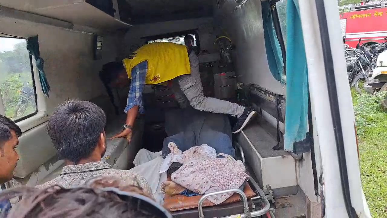 पारिवारिक विवाद में बेटा-बेटी को गोद में लेकर मां कुएं में कूदी डूबने से तीनों की मौत, पति से झगड़ा होने के बाद बच्चों के साथ घर से निकली थी2 पारिवारिक विवाद में बेटा-बेटी को गोद में लेकर मां कुएं में कूदी डूबने से तीनों की मौत, पति से झगड़ा होने के बाद बच्चों के साथ घर से निकली थी2
