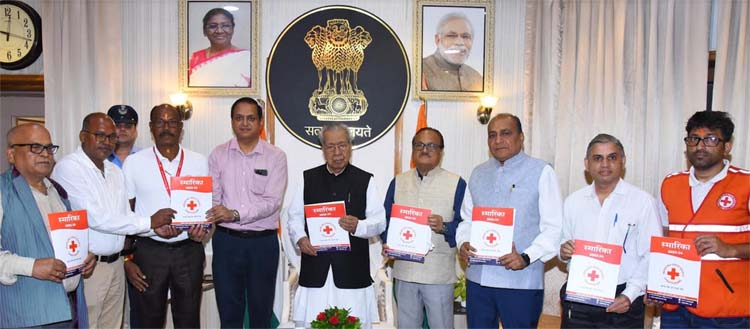 राज्यपाल रेडक्रॉस इकाई की स्मारिका का विमोचन करते हुए। राज्यपाल रेडक्रॉस इकाई की स्मारिका का विमोचन करते हुए।