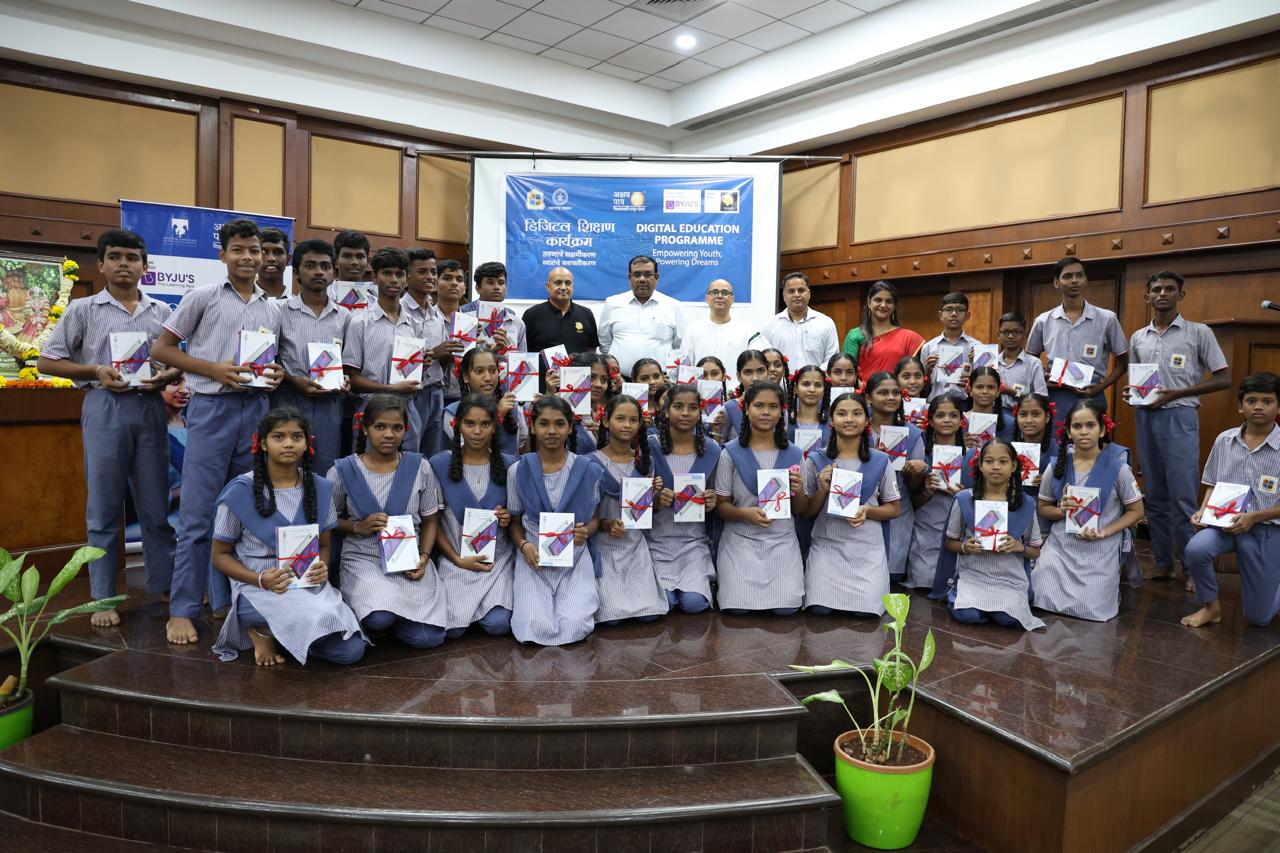 Tablets where distributed in Thane TMC schools