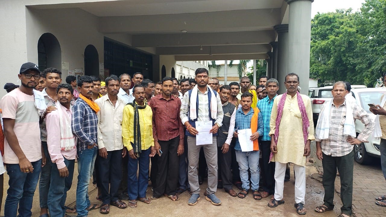 पीएम फसल बीमा से वंचित किसानों की भीड़ कलेक्ट्रेट पहुंचे। पीएम फसल बीमा से वंचित किसानों की भीड़ कलेक्ट्रेट पहुंचे।