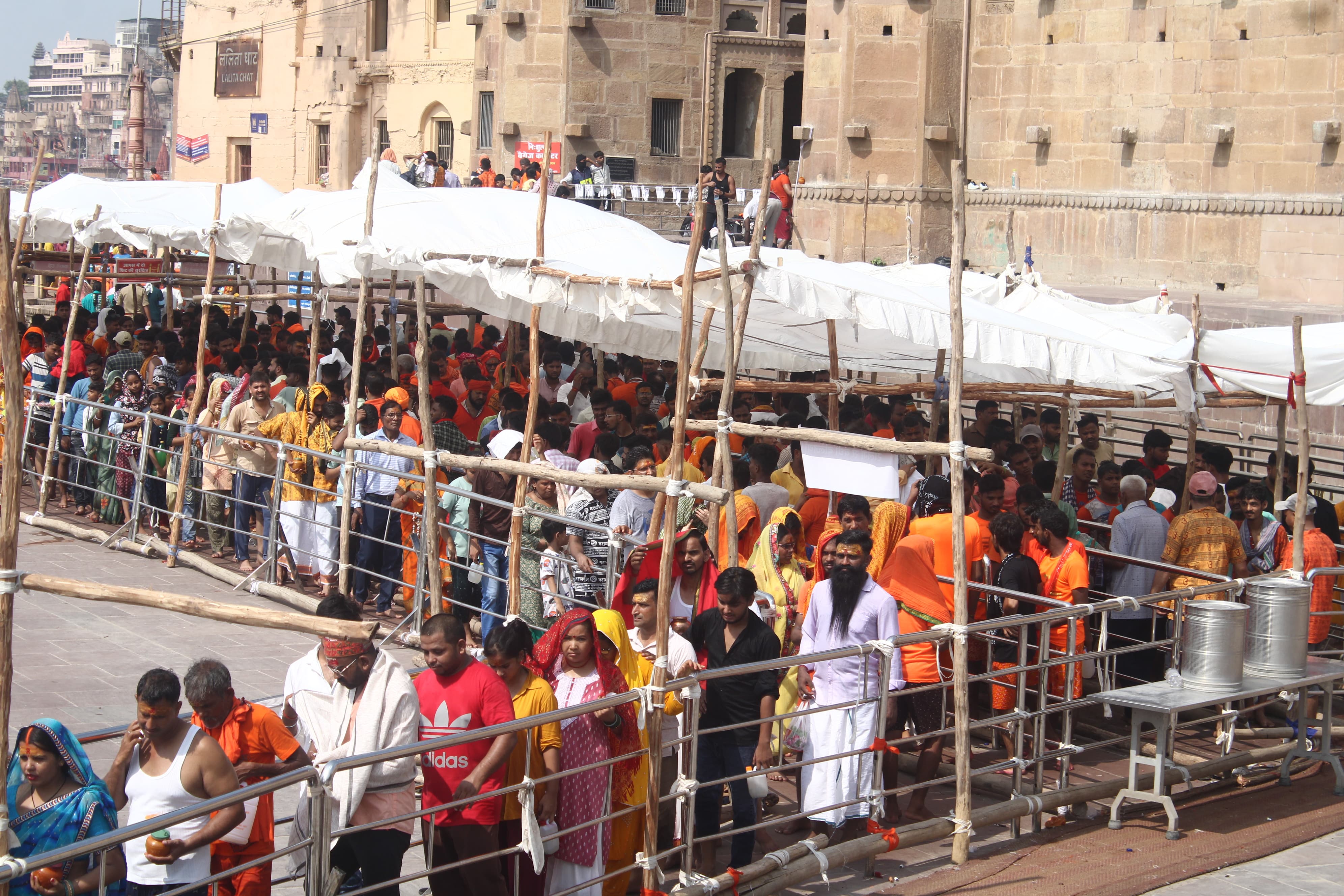 बाबा का स्वर्णिम दरबार और कतारबद्ध श्रद्धालु: फोटो बच्चा गुप्ता