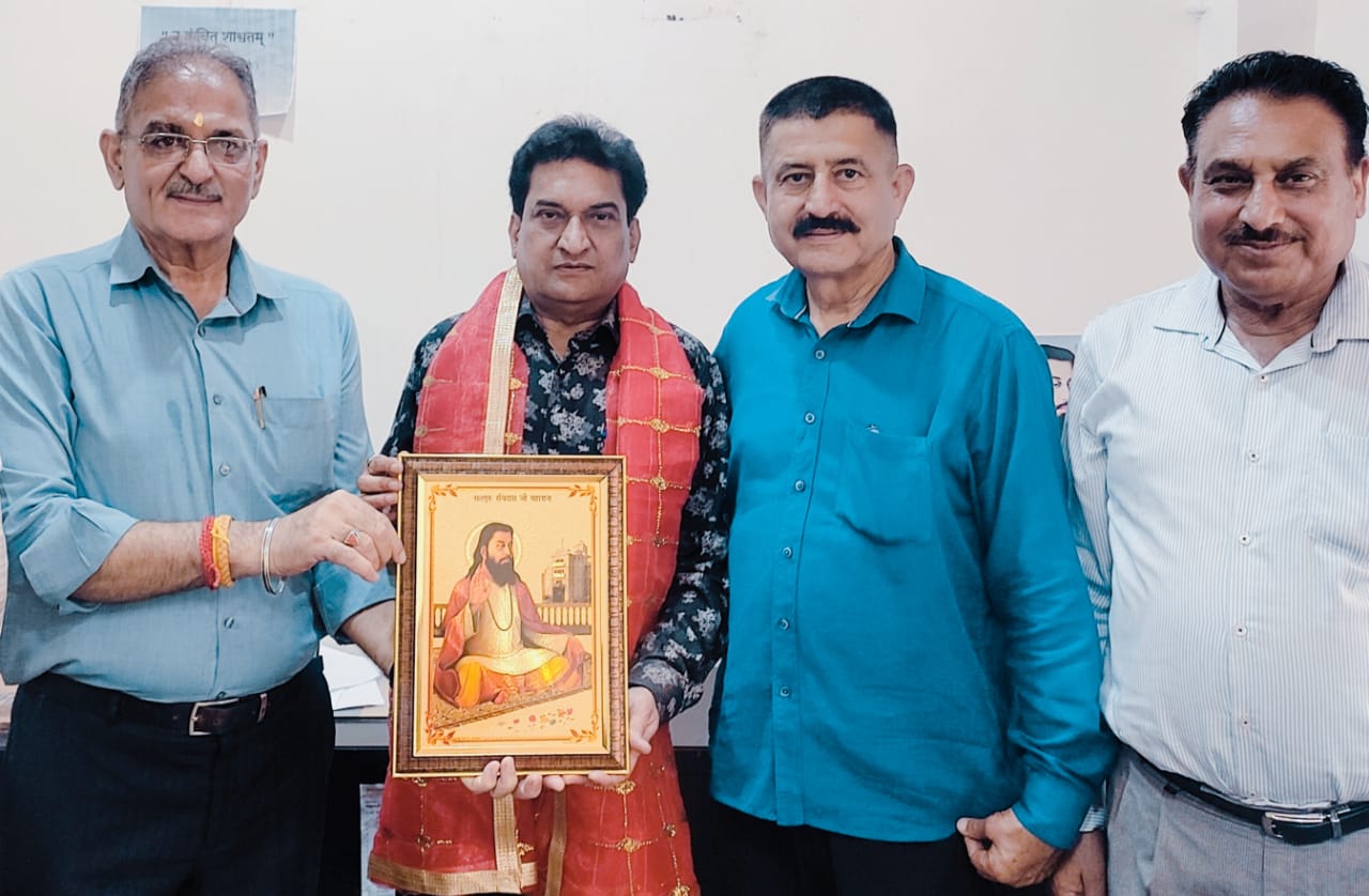 पूर्व उपमुख्यमंत्री ने सामाजिक ताने-बाने को मजबूत करने के महापीठ के मिशन की सराहना की पूर्व उपमुख्यमंत्री ने सामाजिक ताने-बाने को मजबूत करने के महापीठ के मिशन की सराहना की