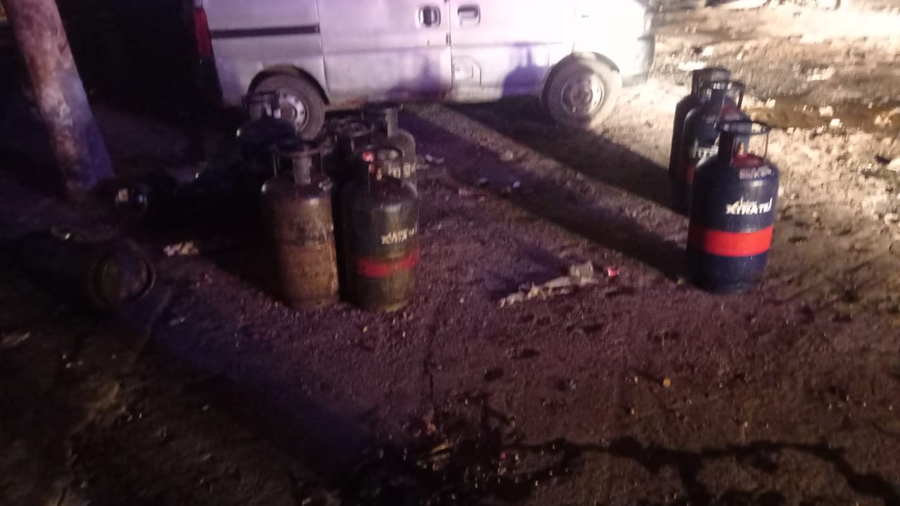 रेस्टूरेंट और चाइनीज फास्ट फूड शॉप में लगी भीषण आग रेस्टूरेंट और चाइनीज फास्ट फूड शॉप में लगी भीषण आग