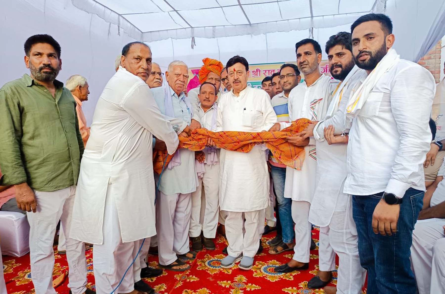 फोटो नंबर-02: पूर्व मंत्री राव नरबीर सिंह का सम्मान करते ग्रामीण। फोटो नंबर-02: पूर्व मंत्री राव नरबीर सिंह का सम्मान करते ग्रामीण।