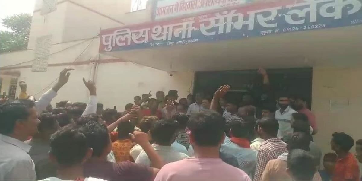 पुलिसकर्मी ने कांवड़ियों को पीटाः जयपुर ग्रामीण पुलिस अधीक्षक ने किया कांस्टेबल को सस्पेंड पुलिसकर्मी ने कांवड़ियों को पीटाः जयपुर ग्रामीण पुलिस अधीक्षक ने किया कांस्टेबल को सस्पेंड