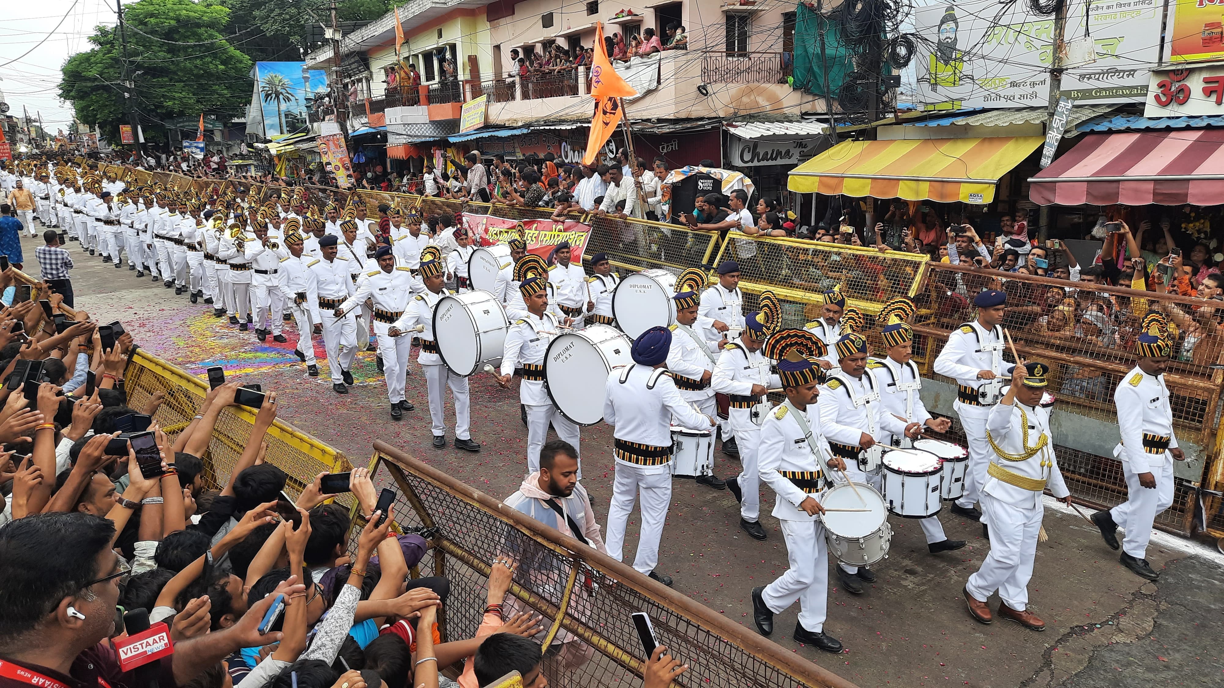 मध्यप्रदेश पुलिस के 300 पुलिस कलाकारों के बैण्ड की मधुर धुनों पर श्रद्धालु झूम रहे थे मध्यप्रदेश पुलिस के 300 पुलिस कलाकारों के बैण्ड की मधुर धुनों पर श्रद्धालु झूम रहे थे