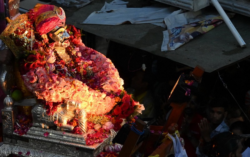 उज्जैनः धूमधाम से निकली भगवान महाकाल की सवारी, दो स्वरूपों में दिए भक्तों को दर्शन