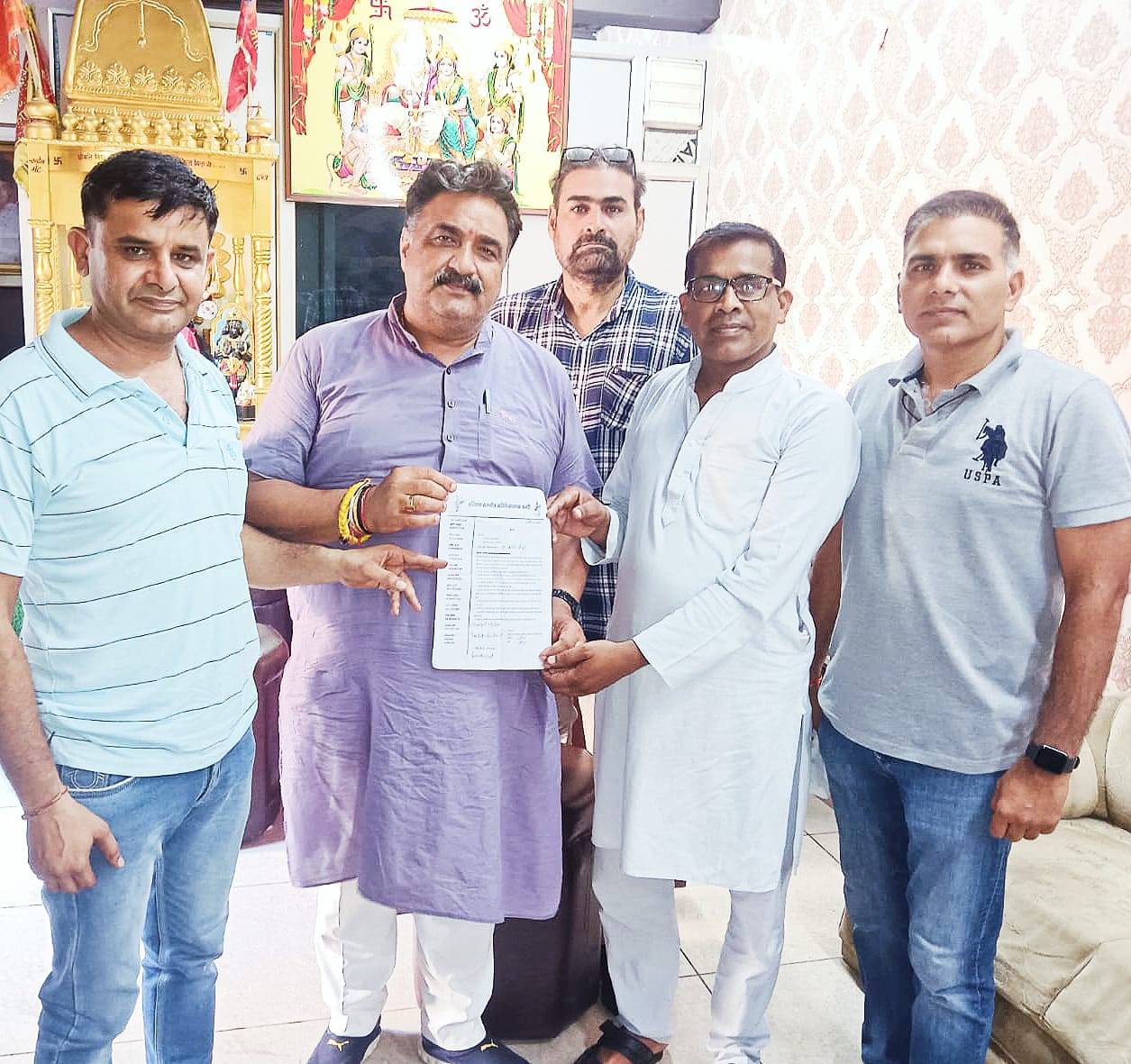 मांगों को लेकर विधायक को ज्ञापन सौंपते हुए अतिथि अध्यापक। मांगों को लेकर विधायक को ज्ञापन सौंपते हुए अतिथि अध्यापक।