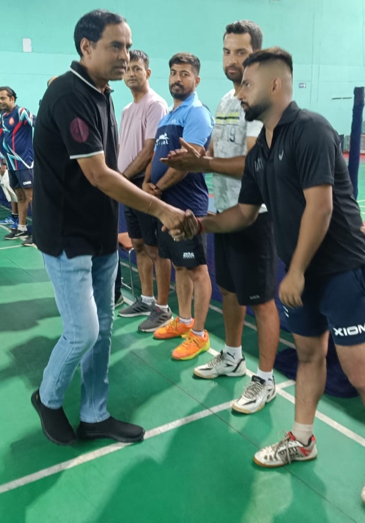 - रेलवे स्टेडियम मुरादाबाद में दो दिवसीय अंतर मंडलीय टेबल टेनिस चैम्पियनशिप के शुभारंभ पर टीम खिलाड़ियों से परीक्षा लेते डीआरएम राजकुमार सिंह - रेलवे स्टेडियम मुरादाबाद में दो दिवसीय अंतर मंडलीय टेबल टेनिस चैम्पियनशिप के शुभारंभ पर टीम खिलाड़ियों से परीक्षा लेते डीआरएम राजकुमार सिंह