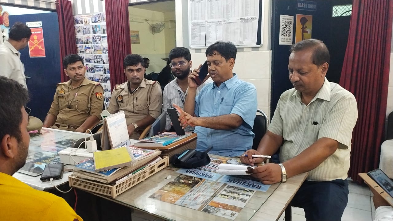 सीज कोचिंग का कागजात देखते अफसर: फोटो बच्चा गुप्ता सीज कोचिंग का कागजात देखते अफसर: फोटो बच्चा गुप्ता