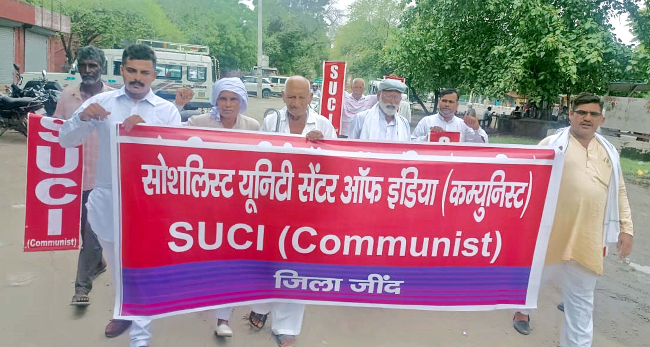 मांगों को लेकर प्रदर्शन करते हुए यूनियन सदस्य।