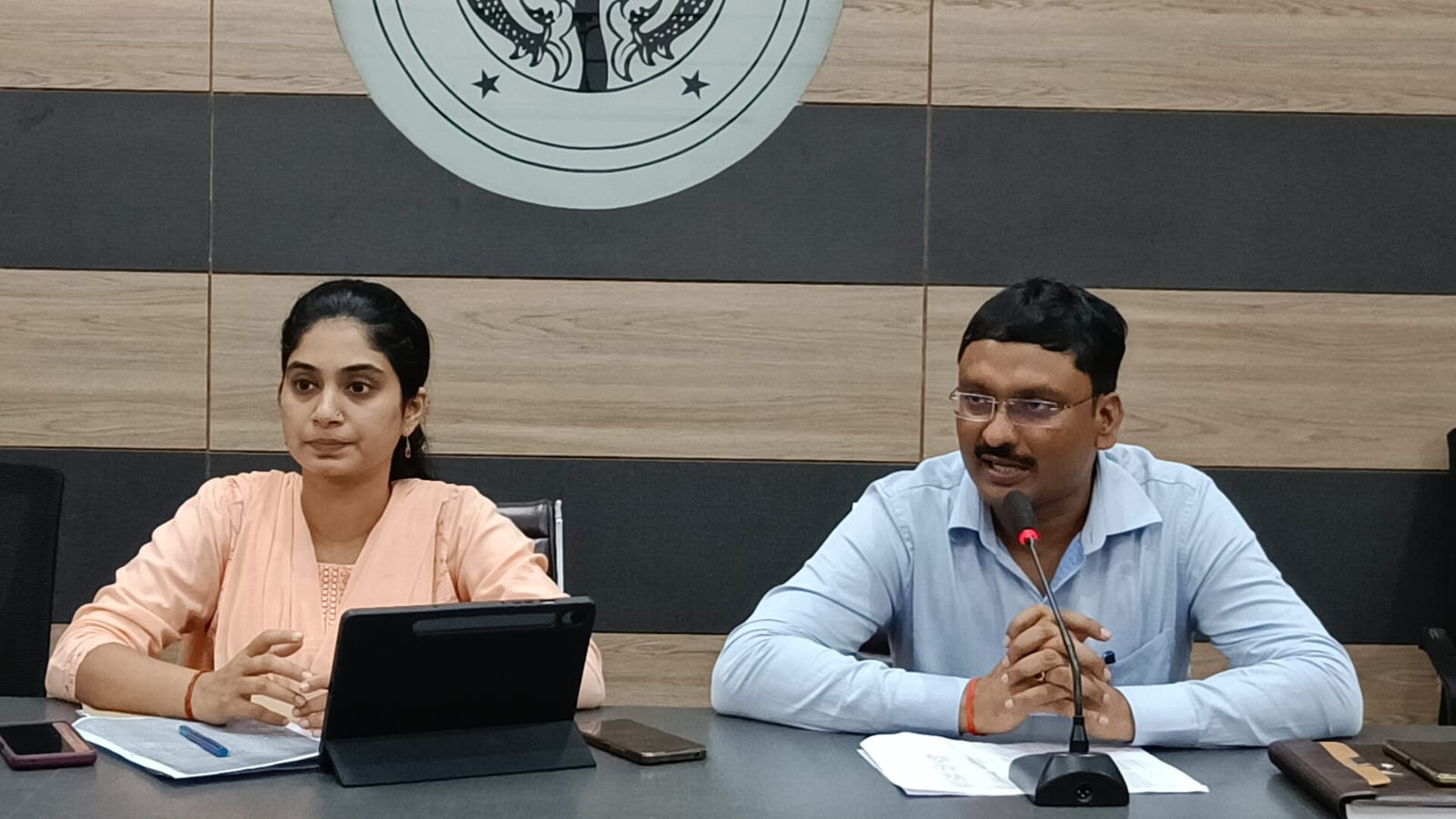 एक व्यक्ति द्वारा दिए गए एक ही संदर्भ में कई प्रार्थना में से एक प्रार्थना पत्र का किया जाए निस्तारण बाकी अन्य प्रार्थना पत्र को किया जाए खारिज:सदर तहसीलदार* एक व्यक्ति द्वारा दिए गए एक ही संदर्भ में कई प्रार्थना में से एक प्रार्थना पत्र का किया जाए निस्तारण बाकी अन्य प्रार्थना पत्र को किया जाए खारिज:सदर तहसीलदार*