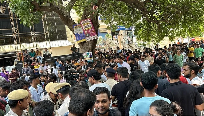 इस घटना के विरोध में लगातार छात्र प्रदर्शन कर रहे हैं। इस घटना के विरोध में लगातार छात्र प्रदर्शन कर रहे हैं।