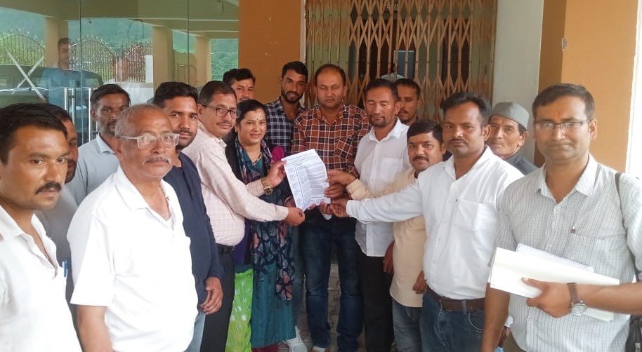 देवाल में पंचायत प्रतिनिधियों का कार्यकाल बढ़ाये जाने की मांग को लेकर प्रदर्शन करते हुए। देवाल में पंचायत प्रतिनिधियों का कार्यकाल बढ़ाये जाने की मांग को लेकर प्रदर्शन करते हुए।