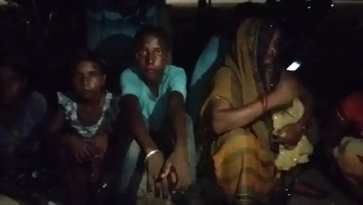 रात में बैंक के सामने बैठी महिलाएं रात में बैंक के सामने बैठी महिलाएं