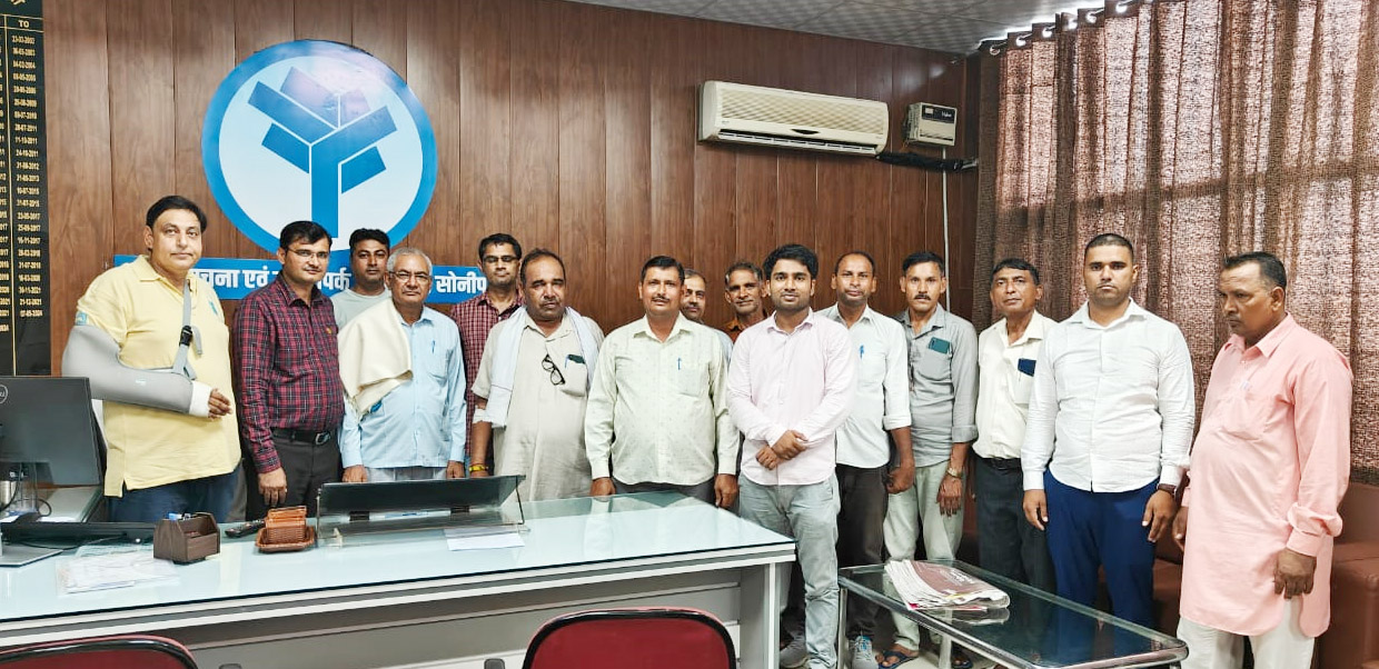 30 Snp-     सोनीपत: जिला सूचना एवं जन संपर्क अधिकारी         कार्यालय में कार्यरत ब्लॉक पब्लिसिटी वर्कर (बीपीडब्ल्यू) जगमेन्द्र को विदाई समारोह         में सम्मानित करते हुए डीआइपीआरओ राकेश गौतम।