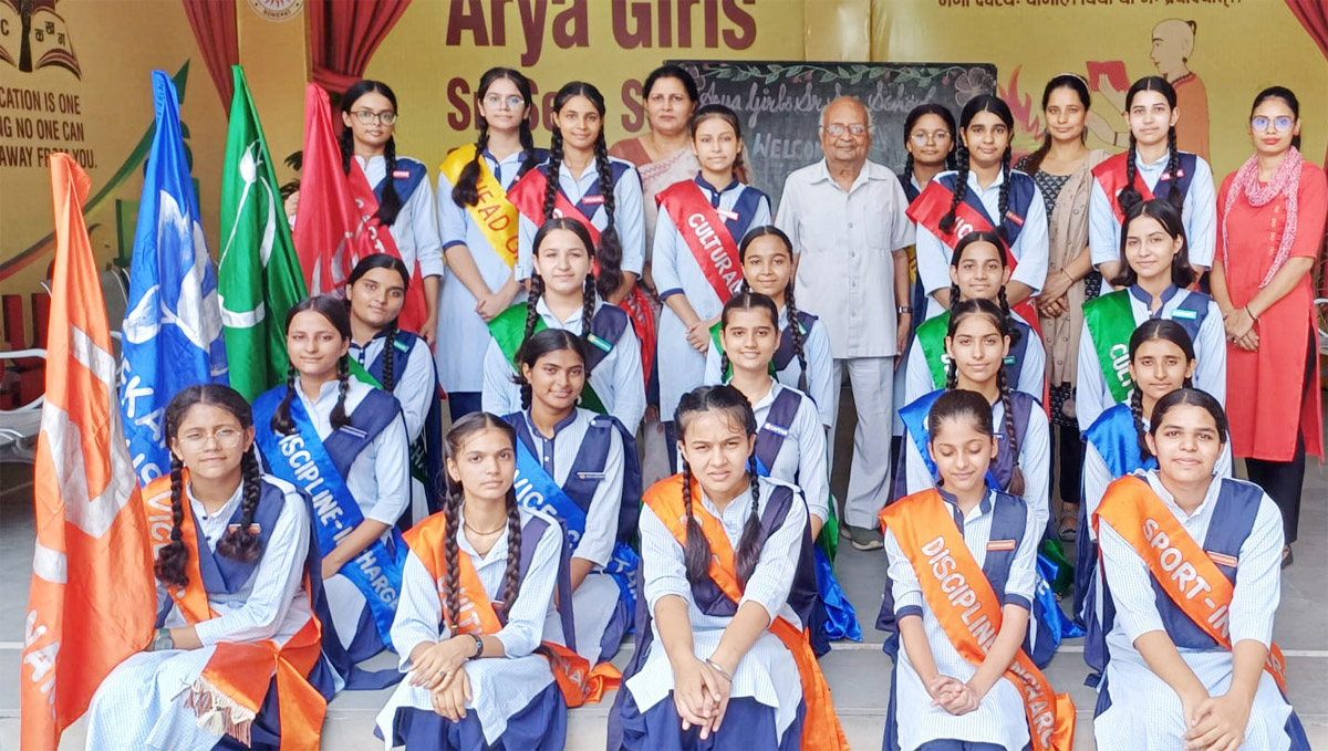 30 Snp- 1    सोनीपत: आर्य कन्या वरिष्ठ माध्यमिक विद्यालय परिसर में छात्र     परिषद का अलंकरण समारोह में नवनिर्वाचित सदस्य।