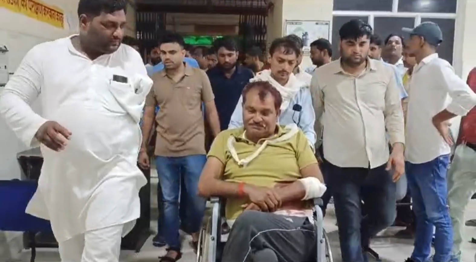 केंद्रीय मंत्री अनुप्रिया पटेल के जेठ अरुण सिंह पर दबंगों ने किया जानलेवा हमला केंद्रीय मंत्री अनुप्रिया पटेल के जेठ अरुण सिंह पर दबंगों ने किया जानलेवा हमला
