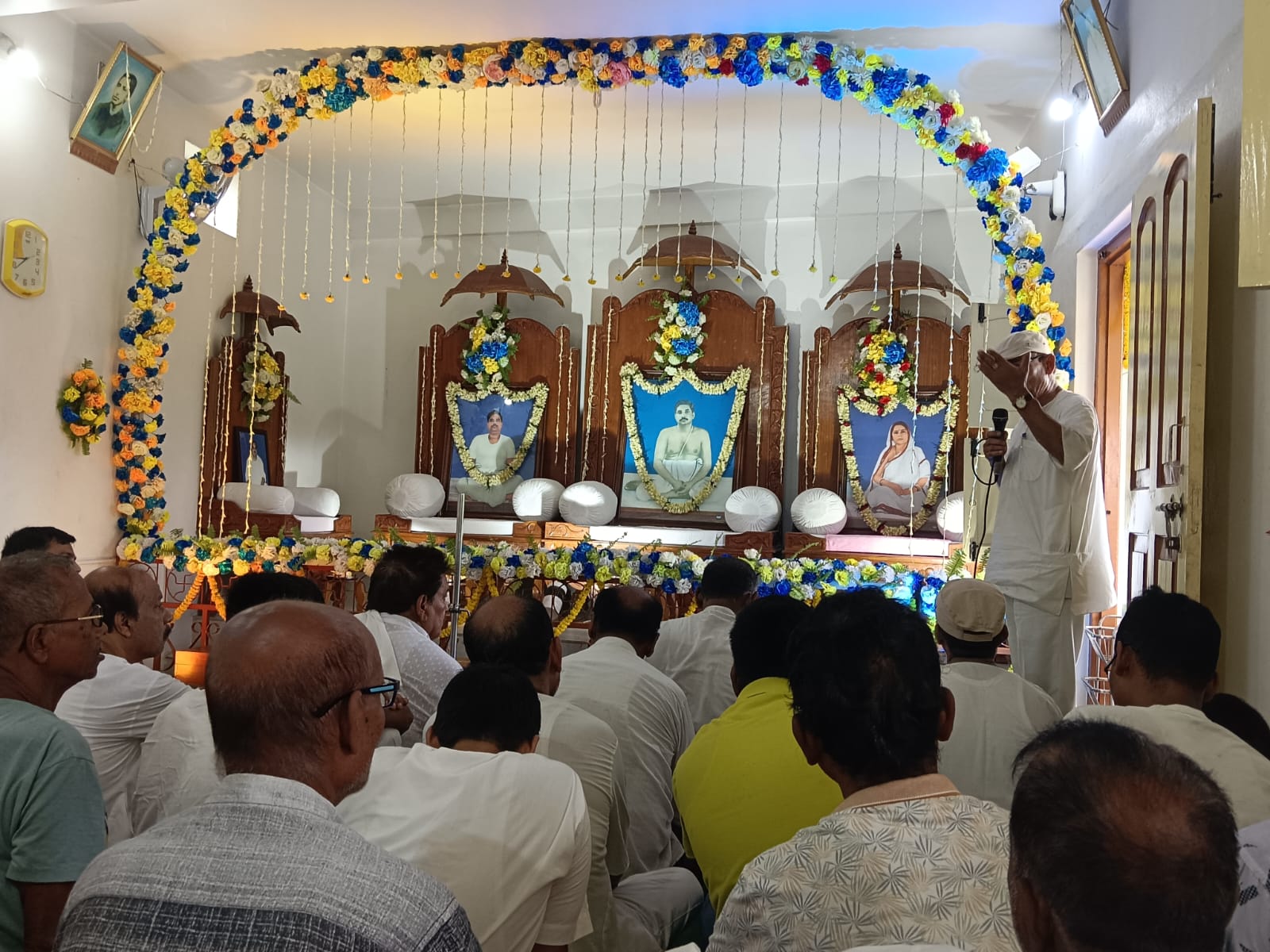 अररिया फोटो:कार्यक्रम में मौजूद भक्त अररिया फोटो:कार्यक्रम में मौजूद भक्त