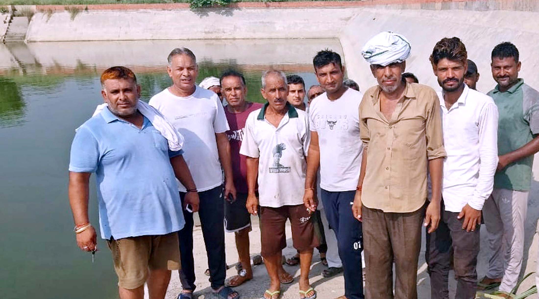 खेड़ी मंसानिया रोड पर उचाना कलां के पुराने जलघर पहुंचे ग्रामीण। खेड़ी मंसानिया रोड पर उचाना कलां के पुराने जलघर पहुंचे ग्रामीण।