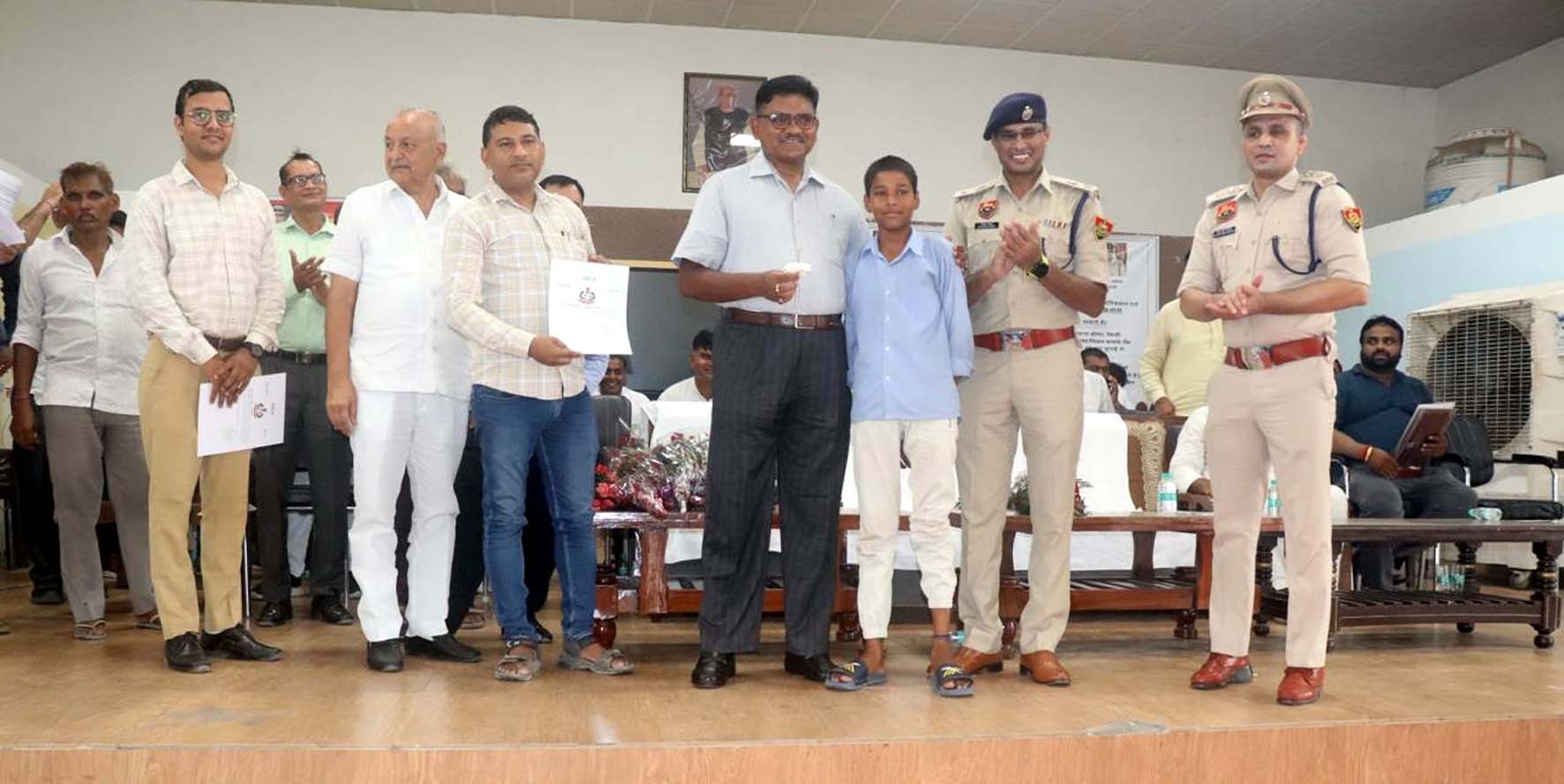 एडीजीपी को फूल भेंट करता एक स्कूली छात्र। एडीजीपी को फूल भेंट करता एक स्कूली छात्र।
