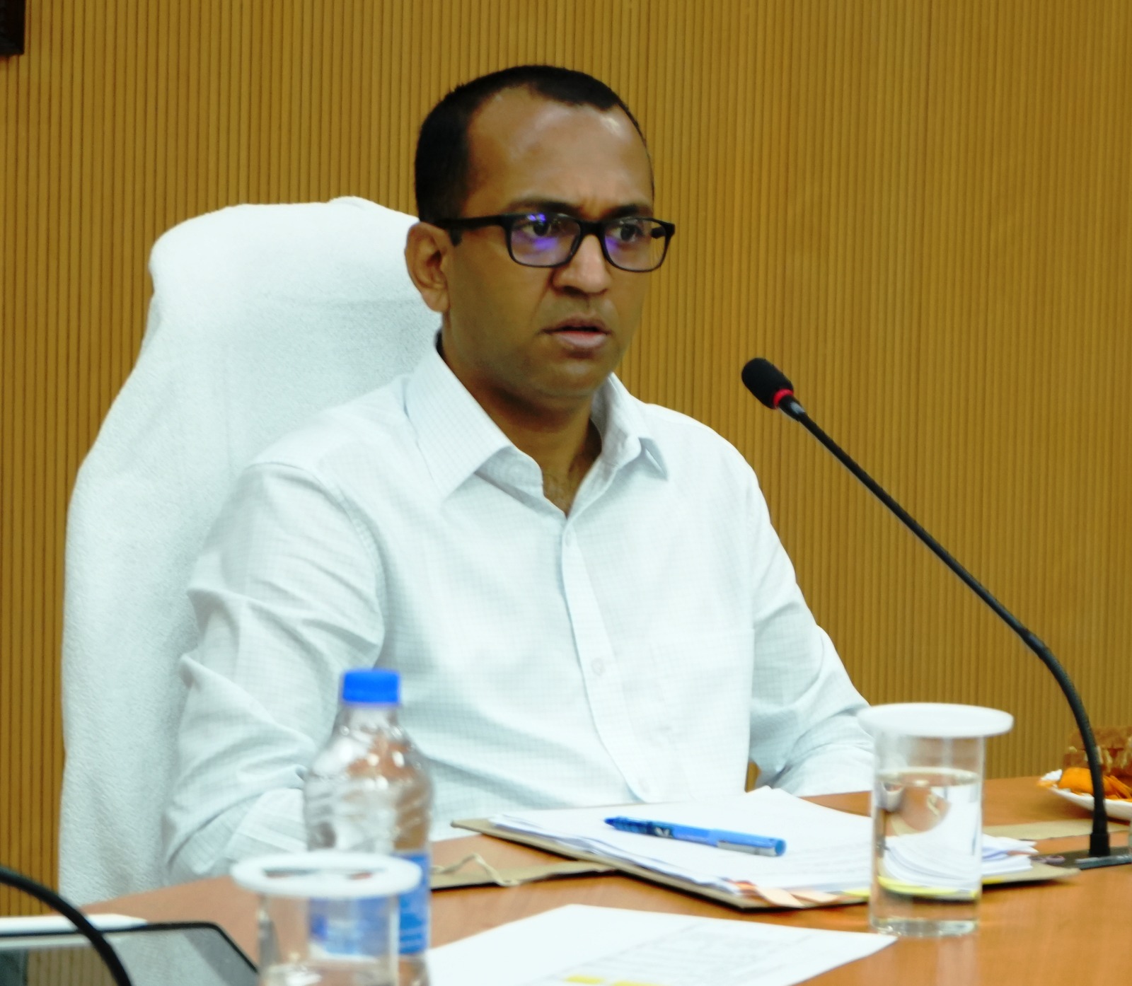 Doctors working in government hospitals should not refer patients