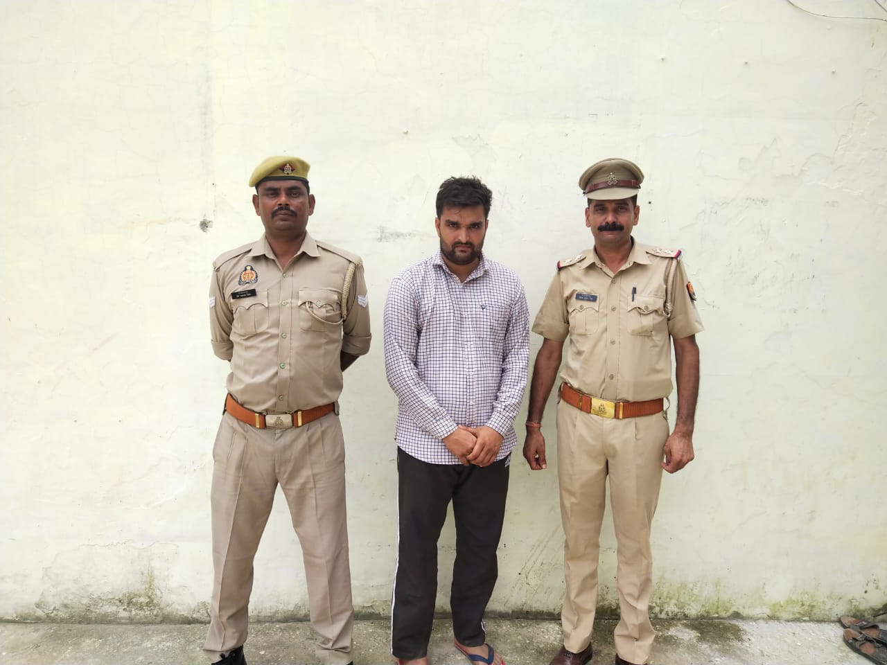 विदेश भेजने के नाम पर 43 लाख रुपये ठगने वाला कबूतरबाज गिरफ्तार विदेश भेजने के नाम पर 43 लाख रुपये ठगने वाला कबूतरबाज गिरफ्तार