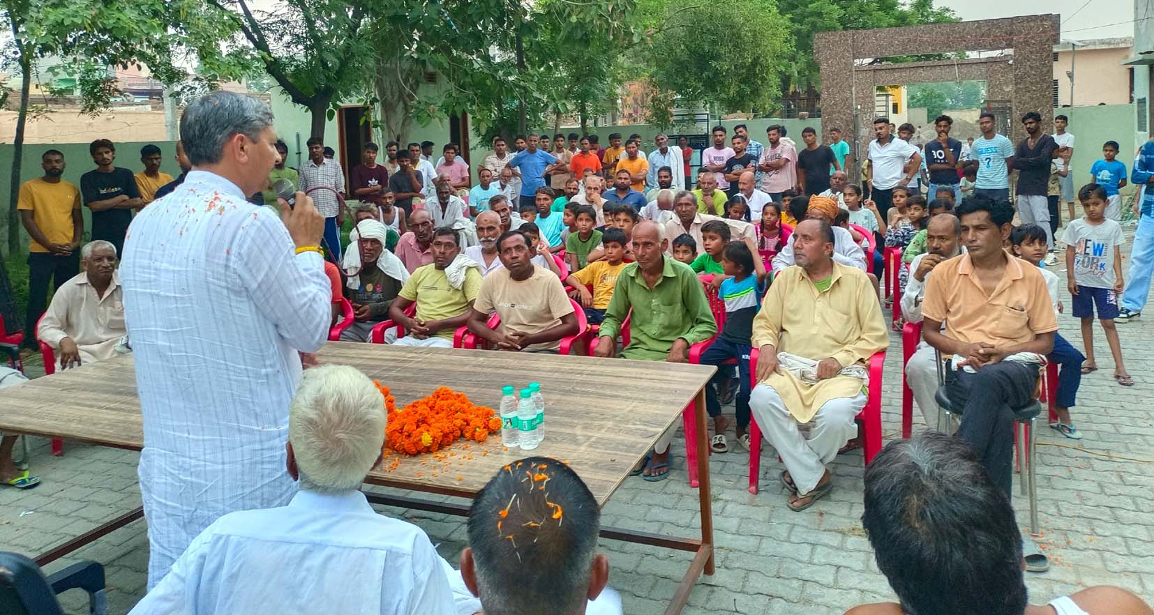 जनसंपर्क अभियान चलाते रणधीर सिंह धीरू। जनसंपर्क अभियान चलाते रणधीर सिंह धीरू।