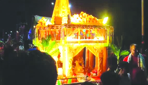 रंगीन लाईटों से सजी कांवड़ रंगीन लाईटों से सजी कांवड़