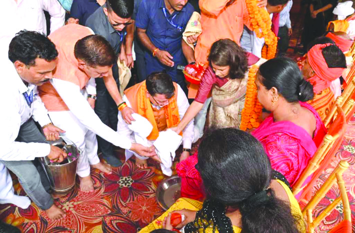 कांवड़ियों के चरण पखारते हुए करते हुए कांवड़ियों के चरण पखारते हुए करते हुए