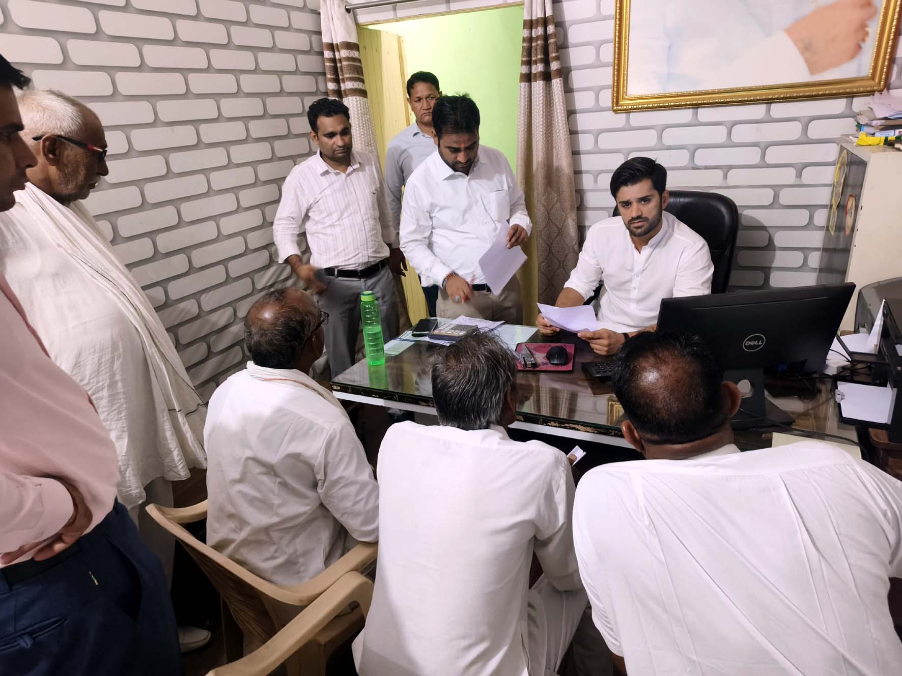 आदमपुर कार्यालय में हलकावासियों की समस्याएं सुनते विधायक भव्य बिश्नोई। आदमपुर कार्यालय में हलकावासियों की समस्याएं सुनते विधायक भव्य बिश्नोई।