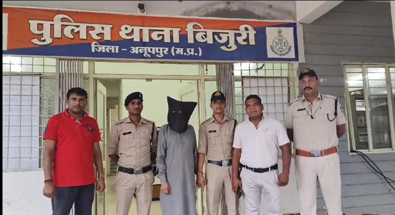 आरोपित के साथ पुलिस टीम आरोपित के साथ पुलिस टीम