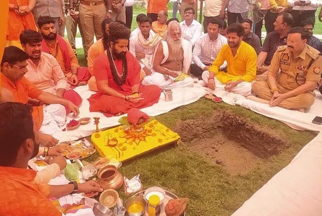 पूजन करते पूजन करते