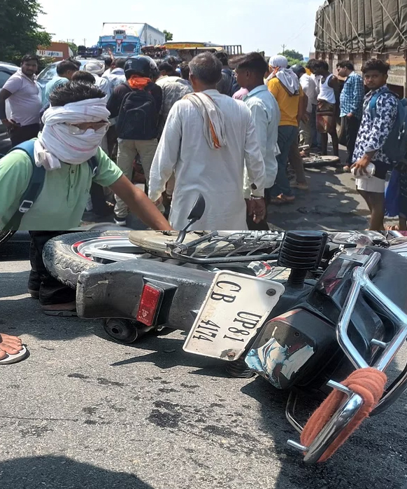 घटना के बाद लगी भीड़, इंसेट में दम्पत्ति की क्षतिग्रस्त बाइक घटना के बाद लगी भीड़, इंसेट में दम्पत्ति की क्षतिग्रस्त बाइक