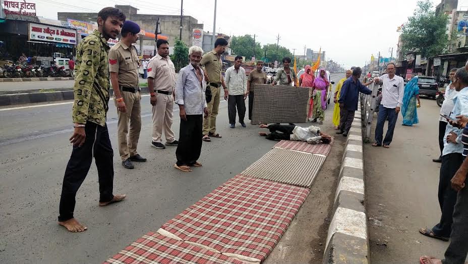 भंवरलाल 30 किमी लौटन यात्रा कर करेंगे पशुपतिनाथ के दर्शन, पुलिस ने साथ रहकर दी हाइवे पर सुरक्षा भंवरलाल 30 किमी लौटन यात्रा कर करेंगे पशुपतिनाथ के दर्शन, पुलिस ने साथ रहकर दी हाइवे पर सुरक्षा