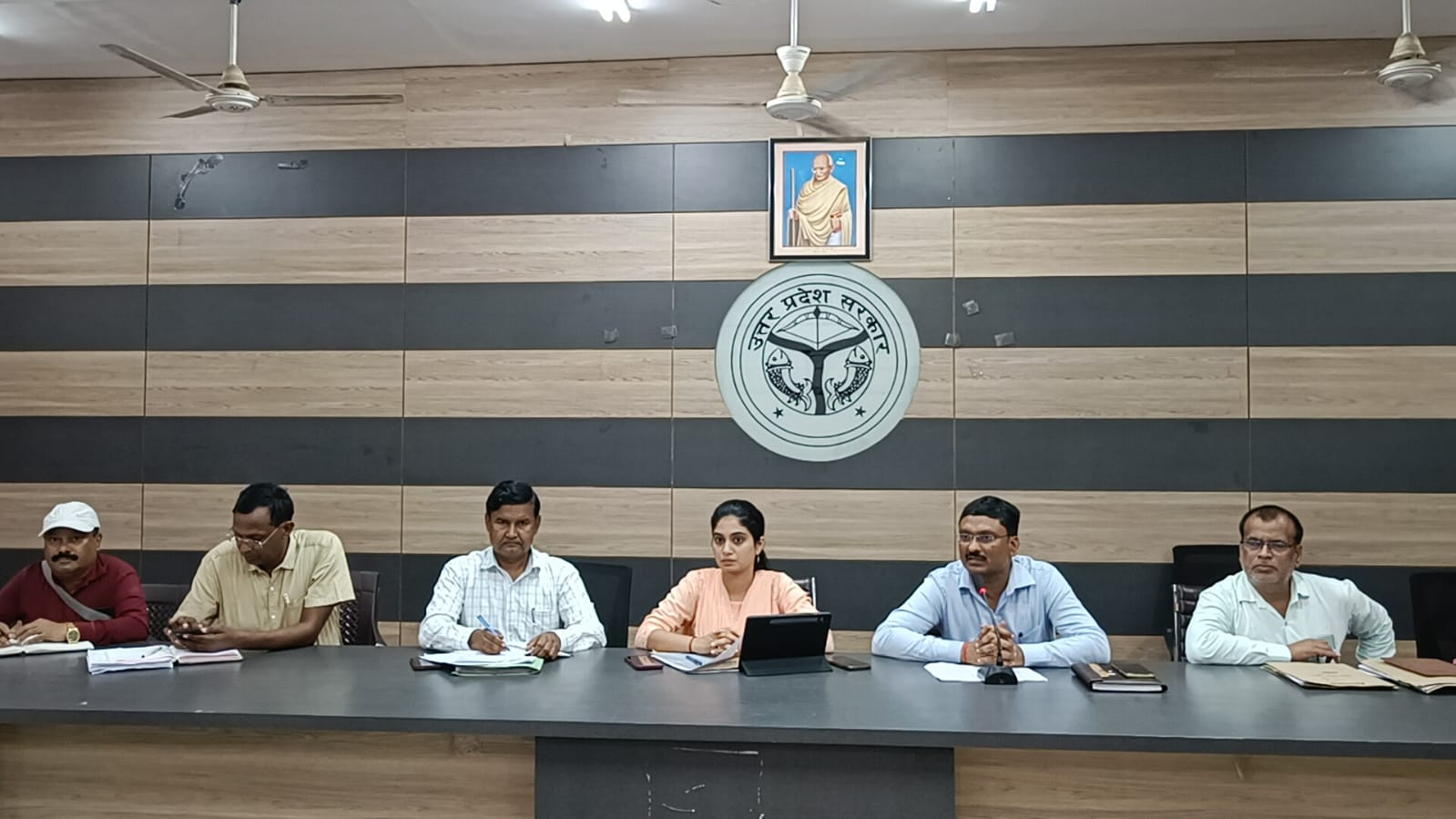 एक व्यक्ति द्वारा दिए गए एक ही संदर्भ में कई प्रार्थना में से एक प्रार्थना पत्र का किया जाए निस्तारण बाकी अन्य प्रार्थना पत्र को किया जाए खारिज:सदर तहसीलदार* एक व्यक्ति द्वारा दिए गए एक ही संदर्भ में कई प्रार्थना में से एक प्रार्थना पत्र का किया जाए निस्तारण बाकी अन्य प्रार्थना पत्र को किया जाए खारिज:सदर तहसीलदार*